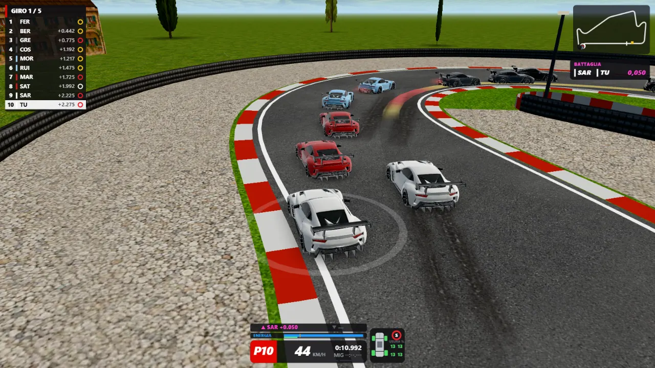 Una gara della GT Challenge in Scia: le auto in gruppo in curva, la classifica a sinistra e la mappa della pista a destra
